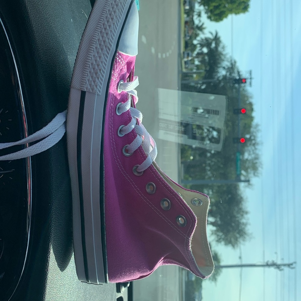 ￼ pink converses All-Star Brand new never been worn size men’s eight women’s 10